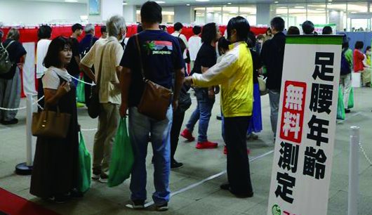会場内にて健康測定を実施
